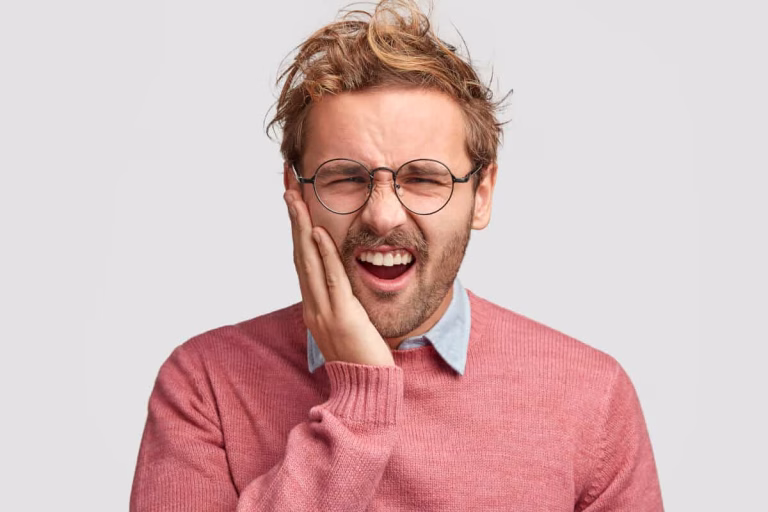 Hombre con dolor dental intenso